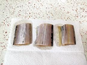 腌好的带鱼用厨房用纸吸去多余的水分，这样一会儿炸的时候就不容易溅油。