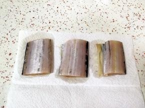 腌好的带鱼用厨房用纸吸去多余的水分，这样一会儿炸的时候就不容易溅油。