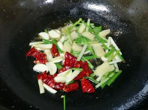 倒出多余的油，炒锅内留少许底油，下入葱姜蒜和干红辣椒炒香。