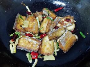 下入炸好的带鱼段翻炒均匀。