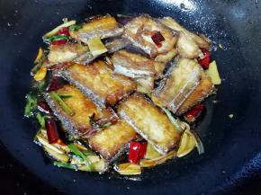 倒入调好的红烧汁翻炒收汁。