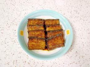 烧好的带鱼摆盘，锅内的汤汁去掉葱姜蒜和干红辣椒，浇在带鱼上面。