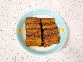 烧好的带鱼摆盘，锅内的汤汁去掉葱姜蒜和干红辣椒，浇在带鱼上面。