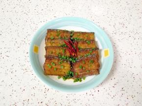 撒上葱花和辣椒丝装饰一下，红烧带鱼做好了。