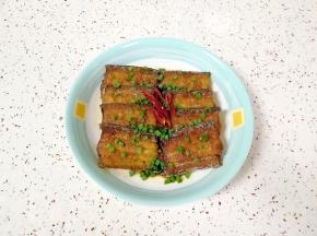 撒上葱花和辣椒丝装饰一下，红烧带鱼做好了。