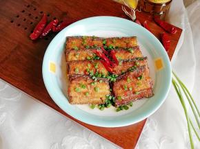 年夜饭来一盘，红红火火，年年有余，寓意好味道香。