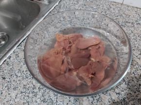 鸡肝撕去表面的筋膜和油脂洗净，用盐水浸泡十分钟。