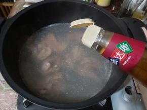 倒入少许味达美臻品料酒，把水再次煮至沸腾。