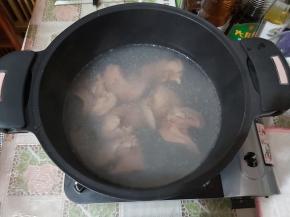 烧一锅清水，沸腾后，把鸡肝倒入锅内。