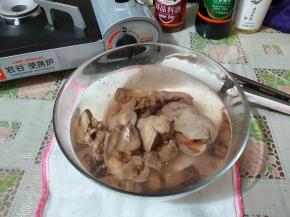 捞出鸡肝，用清水洗掉表面浮沫。