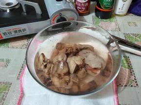 捞出鸡肝，用清水洗掉表面浮沫。