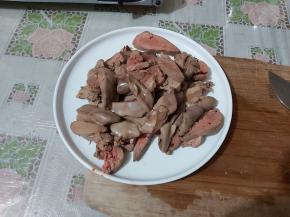 鸡肝沥水，切厚片备用。