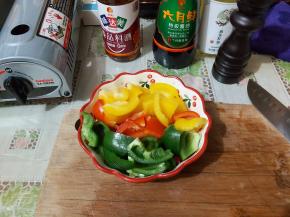 彩椒洗净切成小块。