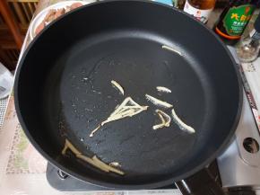 起锅，倒入少许油菜籽油，加入姜丝炒香。