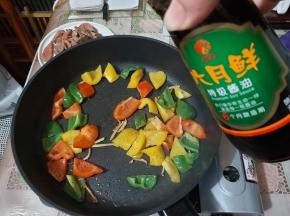 倒入彩椒以及六月鲜特级酱油，大火炒匀。
