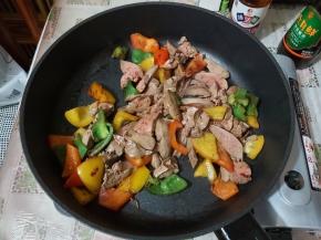 接着倒入准备好的鸡肝，转中火，轻轻翻炒。