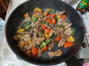 最后加入现磨胡椒粉、海盐、味达美臻品蚝油，翻炒均匀即可，关火装盘，非常简单好吃的彩椒炒鸡肝就完成了。