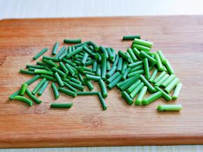 蒜薹冲洗干净，切段。