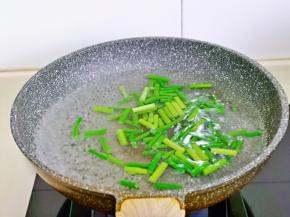 焯水，锅中加入水烧开，下蒜薹段，大火烧开煮30秒捞出过冷水。