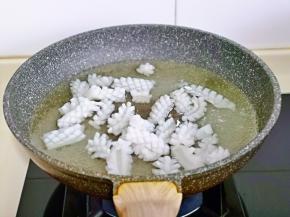 焯水，焯蒜薹的水，再次烧开后下鱿鱼，煮1分钟捞出。