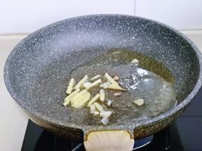 起油锅，加入切好的姜蒜煸炒出香味。