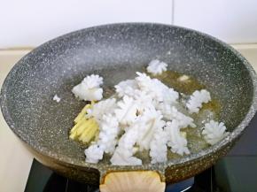 加入鱿鱼花翻炒均匀。