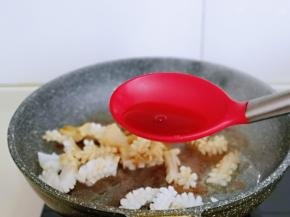 再加入料酒，翻炒均匀。