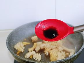 再加入蚝油，小火翻炒。