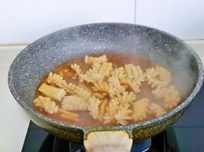 加入1汤勺纯净水，大火将鱿鱼花煮至8成熟。