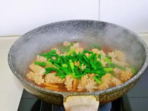 加入焯水的蒜薹，中火翻炒1分钟出锅。