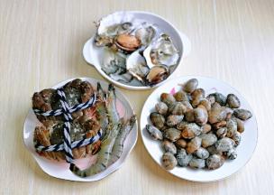 准备食材，生蚝和小鲍鱼请店家帮忙杀好的。