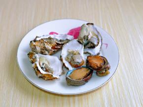 生蚝，小鲍鱼放入盘中，撒上食用盐静置20分钟以上，杀菌。