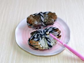 大闸蟹用干净的牙刷彻底刷干净。