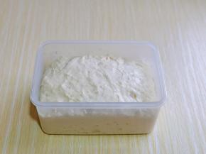 将波兰种前天晚上做上，需要发酵10小时以上，所有食材放入发酵盒中搅拌均匀，盖上盖子，发酵一夜就可以。(我是晚上21:30发酵上的到上午10:45才做的)