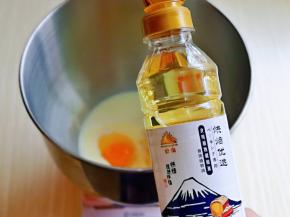 首先将纯牛奶，鸡蛋，植物烘焙专用油加入厨师机桶中。(我用的草鸡蛋比较小2个是75克)