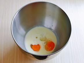 再加入盐，白砂糖。(盐与糖对角放)