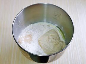 再加入奶粉，面包粉，上面挖个小坑加入酵母粉，再用面包粉盖起来，最后加入发酵好的波兰种，启动厨师机2档揉面一个程序。