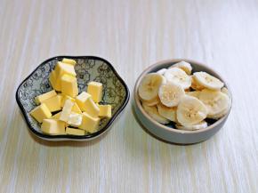 准备好黄油，切小块室温软化，香蕉去皮切薄片。(香蕉要选偏熟的)