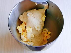 揉面结束后，加入软化的黄油与香蕉片，再次启动厨师机3档揉面一个程序。