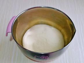 这时有了不容易破的手套膜，取出揉圆，放器具中，入蒸烤箱进行发酵。(35度发酵60分钟)