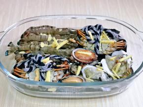 撒上提前切好的姜丝。