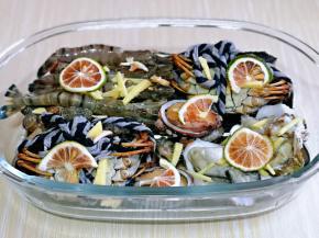 再摆放上柠檬片，淋上一勺料酒。