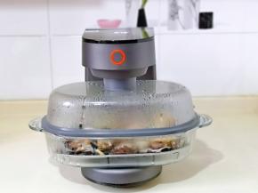 启动蒸锅，蒸13分钟后小心取出生蚝，虾，鲍鱼，花蛤，蟹再整10分钟左右。