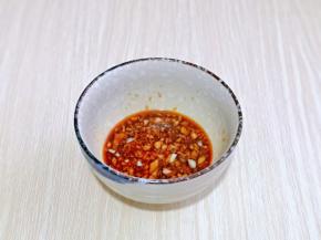 大蒜去皮切碎放入碗中，再加入料酒，姜末，生抽放入微波炉中加热30秒，取出滴入芝麻油，搅拌均匀即可。