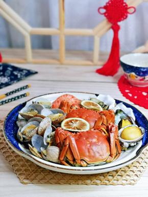 吃的时候蘸上调味料，鲜美至极。