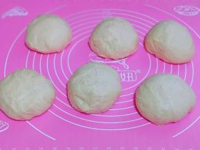 发酵好的面团用手指嗯一下，不回缩即为发酵完成，将面团揉圆排气，再分成6等份，盖上保鲜膜醒10分钟。(每个小面团重量要一致，这样做出来的吐司才好看)