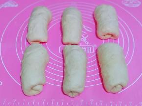 取一块面团用擀面杖擀长舌状，再卷起来，盖上保鲜膜醒10分钟。