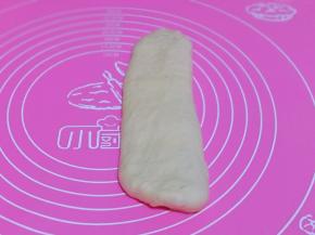 取一个年卷用擀面杖擀长舌状。