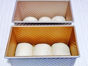 依次卷好的吐司卷，放入吐司盒中，我的是2个450克的吐司盒。