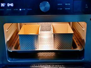 入蒸烤箱，35度发酵60分钟。(室温发酵也可以，但是一定要保持湿度)